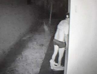 Foragido da justi&ccedil;a invade casa e se masturba enquanto v&ecirc; mulher dormir