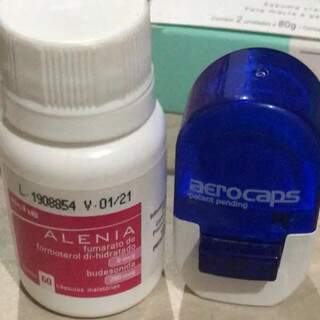 Remédio Alenia, receitado para paciente asmático, ao lado da bombinha de ar. (Foto: Arquivo pessoal)