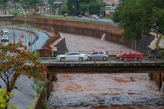 Volume de água do Córrego Anhanduizinho subiu com chuva desta terça (Foto: Marcos Maluf)