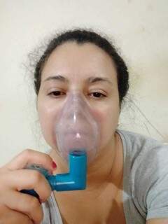 Gisele Almeida de Moraes fazendo inalação após ter uma crise de asma. (Foto: Arquivo pessoal)