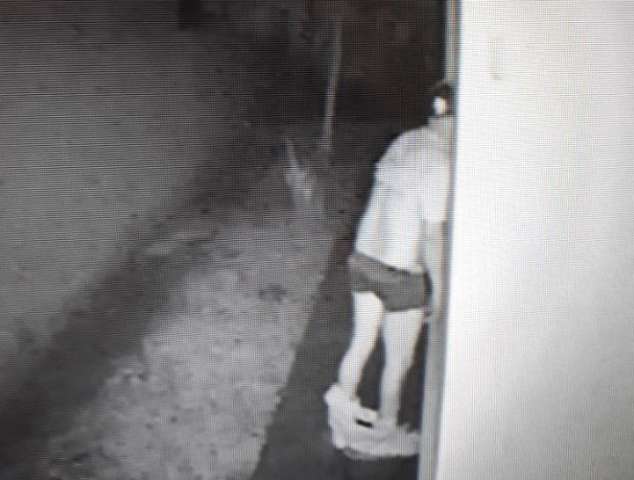 Foragido da justi&ccedil;a invade casa e se masturba enquanto v&ecirc; mulher dormir