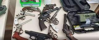 Pol&iacute;cia encontra bunker de traficante com arsenal e dinheiro