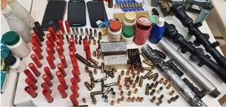 Polícia encontra bunker de traficante com arsenal e dinheiro Polícia encontra bunker de traficante com arsenal e dinheiro