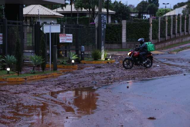 Rua sem asfalto leva sujeira e lama para frente de condom&iacute;nio e causa transtorno