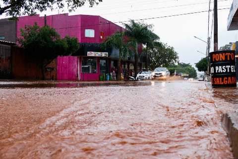 Avenidas viram "rio vermelho" com fortes chuvas que caem desde a madrugada