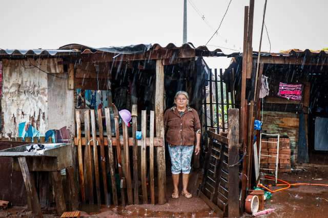 &Agrave; espera da 2&ordf; parcela, aux&iacute;lio de 600 vira comida, fralda e poupan&ccedil;a em favela