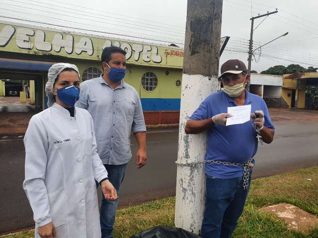 Paraguaio acorrentado em poste na fronteira n&atilde;o tem coronav&iacute;rus