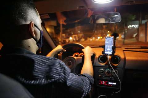Motoristas de aplicativo, taxistas e passageiros ser&atilde;o obrigados a usar m&aacute;scaras