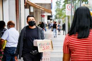 Nas ruas, quem garante a prote&ccedil;&atilde;o se incomoda de ver gente sem m&aacute;scara