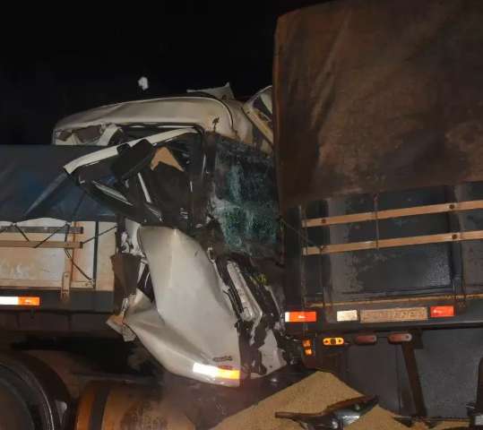 Colis&atilde;o entre duas carretas mata motorista na MS-295