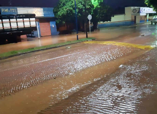 Avenida Manoel Murtinho em Anastácio foi tomada pela água da chuva (Foto: reproução/O Pantaneiro)