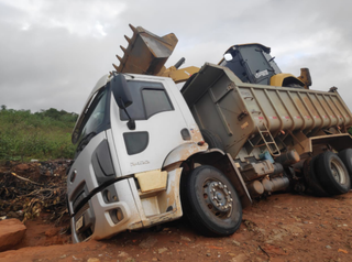 As duas rodas do caminhão ficaram presas ao buraco ampliando pela chuva de ontem (Foto: reprodução/O Pantaneiro)