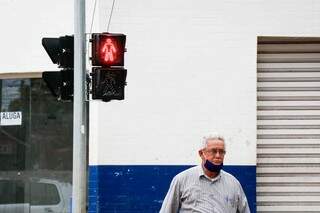 Nas ruas, quem garante a prote&ccedil;&atilde;o se incomoda de ver gente sem m&aacute;scara