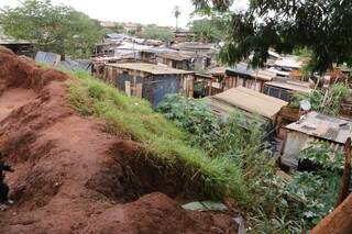 Favela do Mandela fica abaixo de um morro; quando chove enxurrada leva lama para os barracos (Foto: Kisie Ainoã)