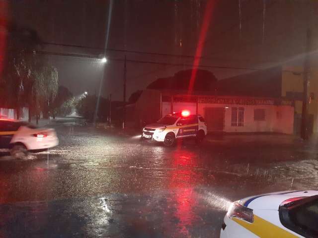 Covid-19 n&atilde;o conseguiu, mas tempestade tirou pessoas da rua na madrugada