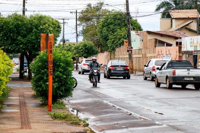 Jovem morre com tiro na cabe&ccedil;a em frente &agrave; ponto de &ocirc;nibus