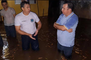 Prefeito de Aquidauana, Odilon Ribeiro, (de camisa azul) e Corpo de Bombeiros em atendimento às famílias que tiveram as casas alagadas ontem  (Gisele Figueredo) 