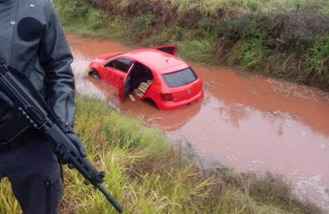 Furtado em Bras&iacute;lia, Gol &eacute; recuperado ao cair em lagoa com  557 quilos de droga