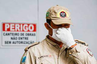 Bombeiro usa máscara durante trabalho em Campo Grande. (Foto: Henrique Kawaminami)