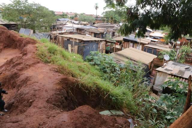 Ap&oacute;s temporal, falta lona e cobertor para reconstru&ccedil;&atilde;o de barracos em favela