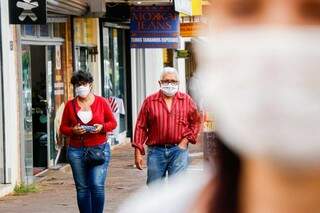 Nas ruas, quem garante a prote&ccedil;&atilde;o se incomoda de ver gente sem m&aacute;scara