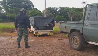 Militar paraguaio perto de caminhão interceptado quando tentava cruzar a fronteira (Foto: Marciano Candia)