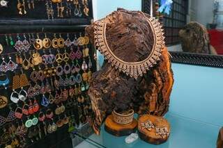 Pulseiras, colares e brincos são alguns dos acessórios produzidos pelo ex-hippie. (Foto: Paulo Francis)