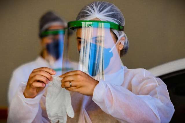 Burocracia deixa m&eacute;dicos formados no Paraguai &quot;encostados&quot; durante pandemia