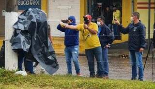Homem que se acorrentou em poste entra no Paraguai e vai para quarentena Homem que se acorrentou em poste entra no Paraguai e vai para quarentena