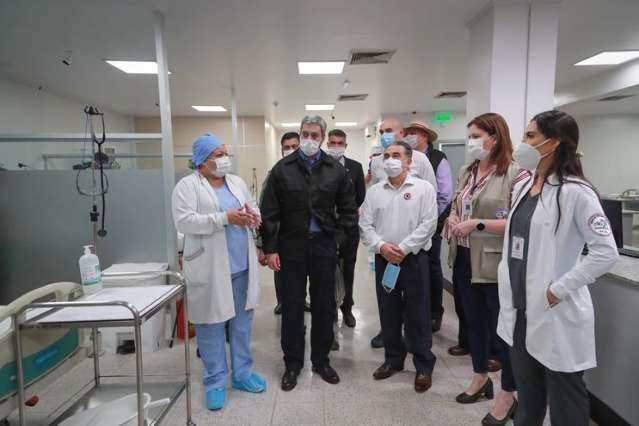 Criticado por descaso com paraguaios na fronteira, presidente cobra exemplo