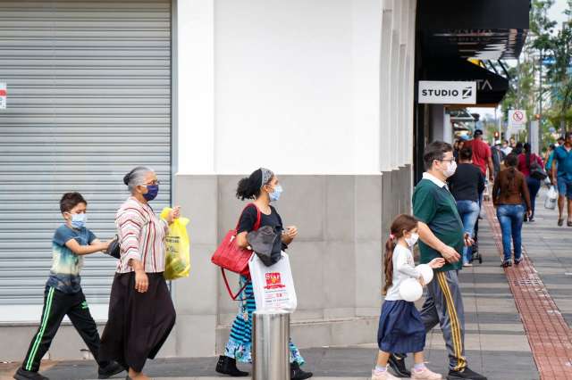 Nas ruas, quem garante a prote&ccedil;&atilde;o se incomoda de ver gente sem m&aacute;scara