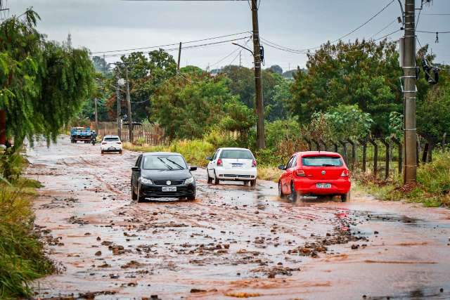 Depois da chuva, dia &eacute; de encarar pedras e lama em ruas do Nova Lima 