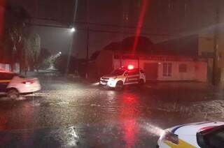 Covid-19 n&atilde;o conseguiu, mas tempestade tirou pessoas da rua na madrugada