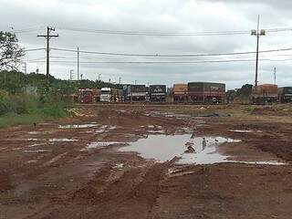 Rua sem asfalto virou ponto de lama em região onde a circulação de veículos pesados é grande (Foto: Jairton Bezerra)