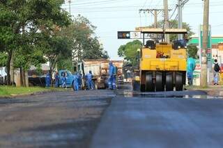 Funcionários da Prefeitura trabalham em recapeamento da Avenida Mato Grosso (Foto: Arquivo/Campo Grande)
