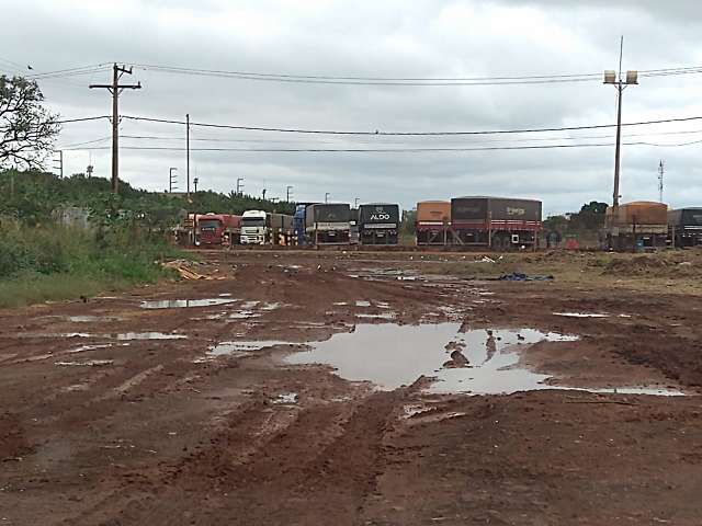 Rua sem asfalto vira lama&ccedil;al em dias de chuva no Indubrasil