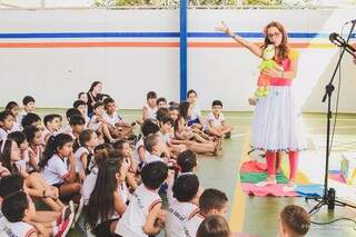 Wancleia Lanziani se apresentando para as crianças antes de iniciar o isolamento social. (Foto: Evódio Perez)