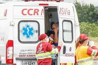 Equipe da CCR MSVia prestou os primeiros socorros e levou família para a Santa Casa (Foto: Henrique Kawaminami)