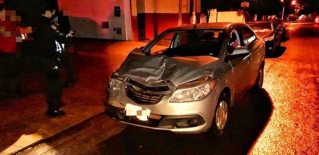 Motorista b&ecirc;bado &eacute; preso depois de bater Prisma em caminh&atilde;o parado