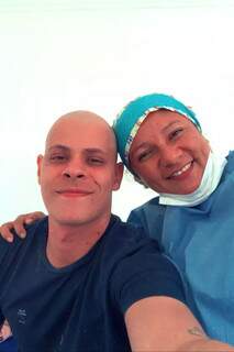 Feliz após a quimio, Luan Henrique fez uma selfie ao lado da enfermeira Rose. (Foto: Arquivo pessoal)