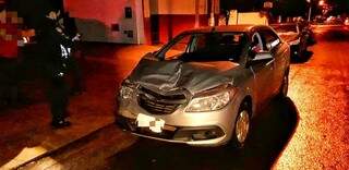 Motorista bêbado é preso depois de bater Prisma em caminhão parado Motorista bêbado é preso depois de bater Prisma em caminhão parado