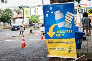 Drive-thru “dos vencidos” recolhe medicamentos e eletrônicos velhos Drive-thru “dos vencidos” recolhe medicamentos e eletrônicos velhos