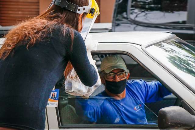 Drive-thru &ldquo;dos vencidos&rdquo; recolhe medicamentos e eletr&ocirc;nicos velhos