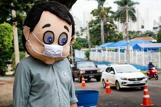 Drive-thru &ldquo;dos vencidos&rdquo; recolhe medicamentos e eletr&ocirc;nicos velhos