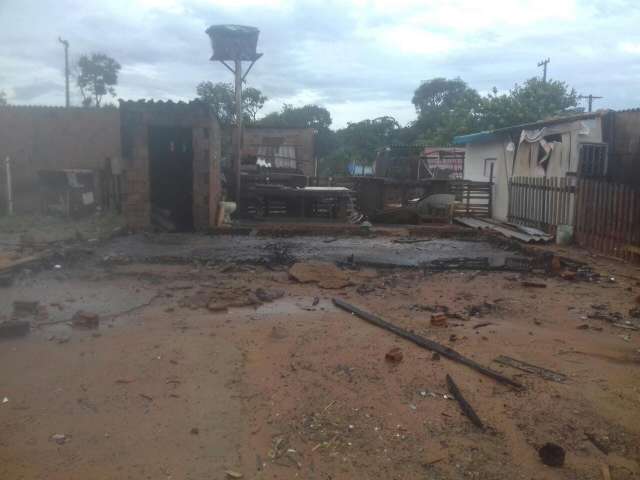 Ap&oacute;s perder tudo em inc&ecirc;ndio, fam&iacute;lia pede ajuda para reerguer casa