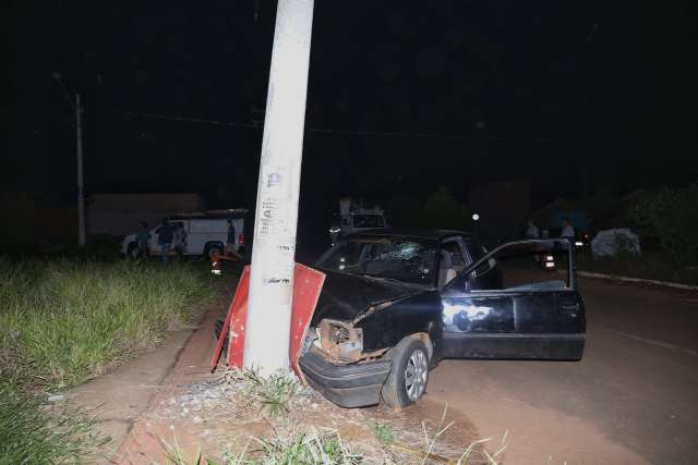 Batida em poste deixa condutor inconsciente e bairro sem luz
