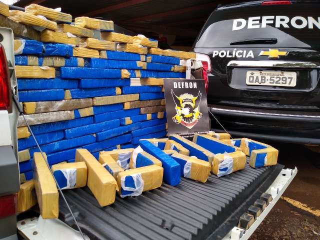 Cuiabano &eacute; preso ao ser flagrado com tabletes de maconha no assoalho de picape 