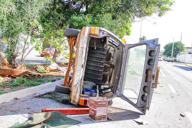 Freio falha, Belina bate em &aacute;rvore e tomba na Manoel da Costa 
