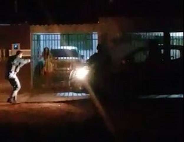 Vizinhos filmaram ex-namorado esfaqueando mulher na frente da filha
