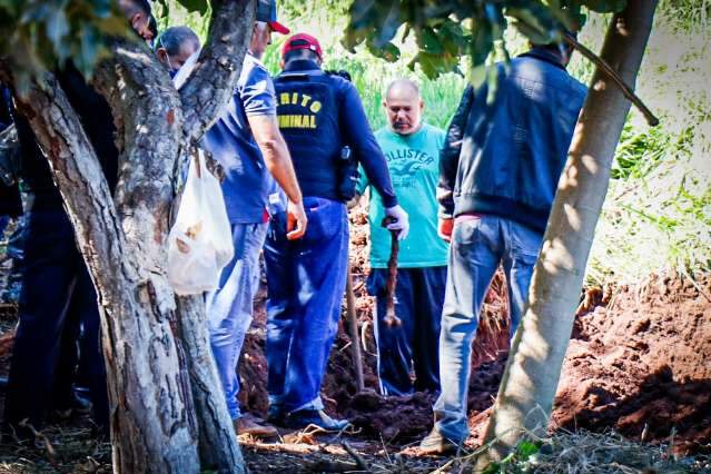 Depois de 6 horas de escava&ccedil;&otilde;es, pol&iacute;cia encontra restos mortais de 2 pessoas